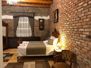 Habitación doble Deluxe, 1 cama Queen size, vista al patio | Muebles diferentes, wifi gratis y ropa de cama 