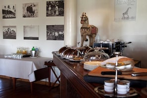 Café da manhã continental todos os dias mediante uma taxa