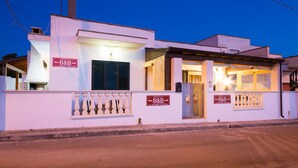 Un immeuble de deux étages, dont la façade porte une enseigne indiquant « DILELLA B&B ».
