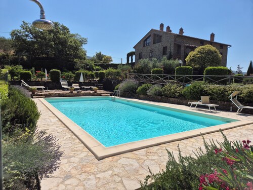 Panicale - Apartment in old farmhouse, quiet countryside, pool, lake views.