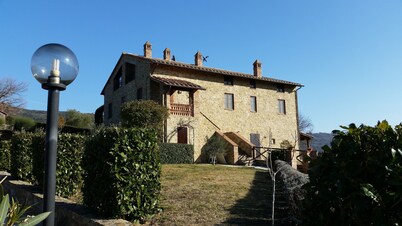 Panicale - Apartment in old farmhouse, quiet countryside, pool, lake views.