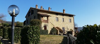 Panicale - Apartment in old farmhouse, quiet countryside, pool, lake views.
