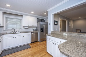 雪櫃、微波爐、焗爐、爐具