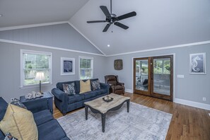 Een smart-tv en een open haard