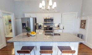 Een koelkast, een magnetron, een oven, een kookplaat