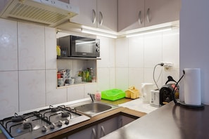 Fridge, microwave, oven, stovetop - Apartment Stay, Bucharest center - Victoria Square (Sector 1)