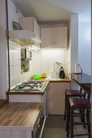 Fridge, microwave, oven, stovetop - Apartment Stay, Bucharest center - Victoria Square (Sector 1)