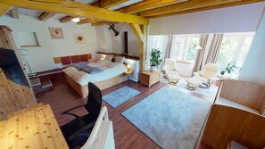 3 quartos, ferros/tábuas de passar roupa, berço de viagem