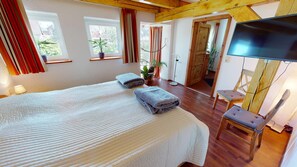 3 quartos, ferros/tábuas de passar roupa, berço de viagem