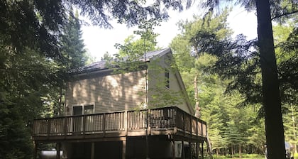 The Cottage on Pine Ln @ Hemlock Hills en Mill Pond, cerca del lago Sunken con 2 kayak