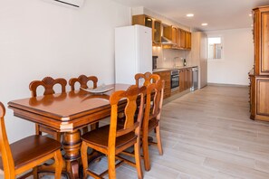 Dining - Beach Apartment in Calella, Barcelona. Free Wifi, a / c (Calella)