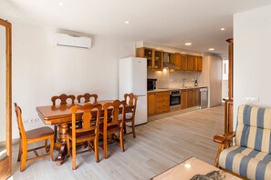 Interior - Beach Apartment in Calella, Barcelona. Free Wifi, a / c (Calella)