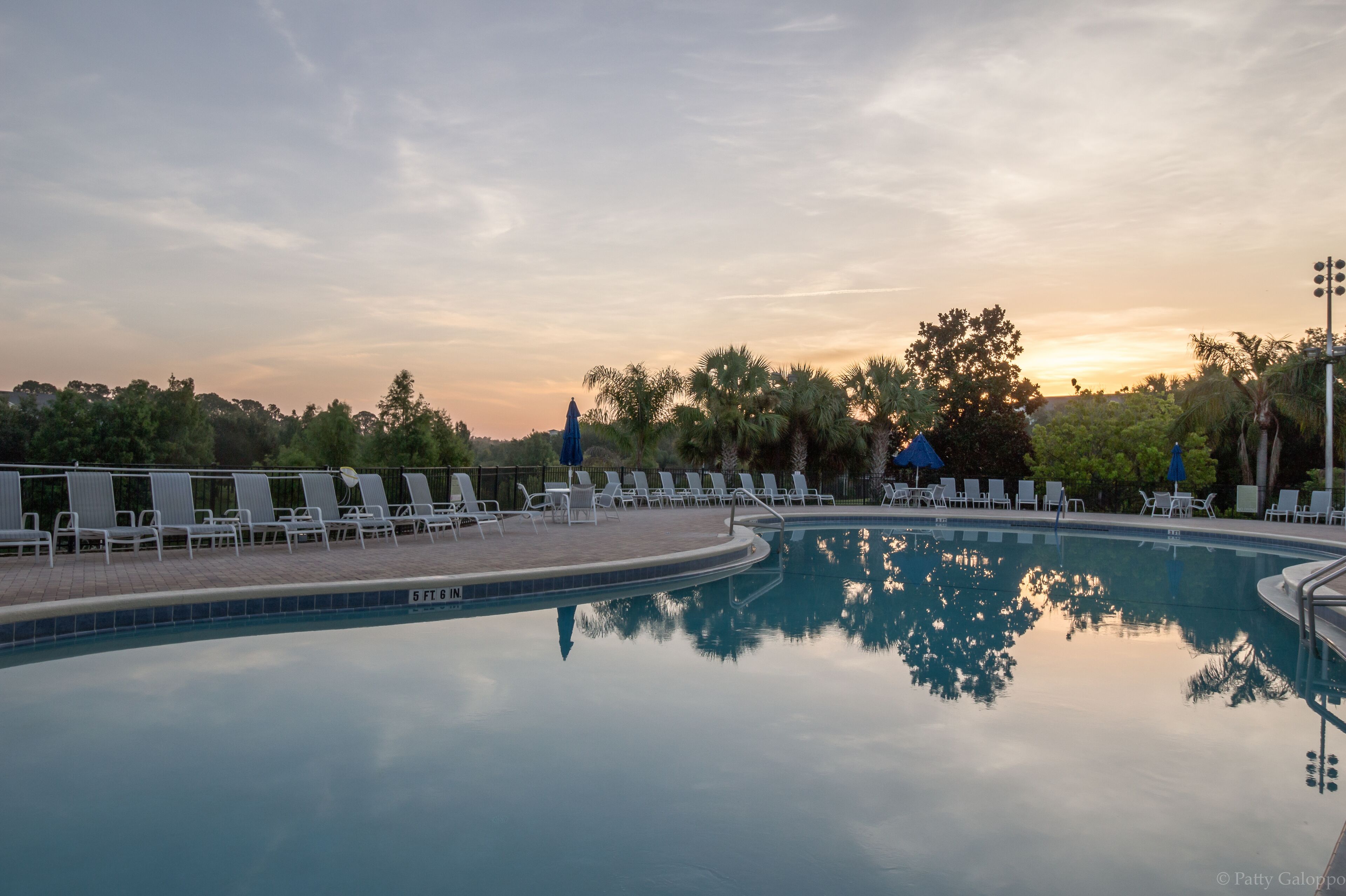 Een buitenzwembad, een verwarmd zwembad