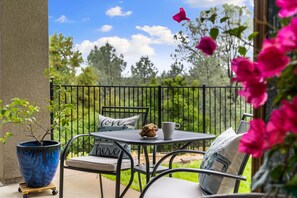 Outdoor dining - 🏡Enjoy Gorgeous Views🌲 in Most Prestigious Gated Community 🪫FREE Tesla charging🔋 (Auburn)