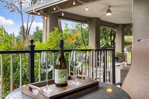 Outdoor dining - 🏡Enjoy Gorgeous Views🌲 in Most Prestigious Gated Community 🪫FREE Tesla charging🔋 (Auburn)
