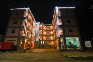 Fachada del alojamiento - Noche