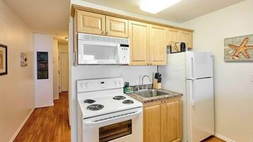 Refrigerador, microondas, horno y parrilla de estufa