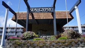 Un edificio con un letrero que dice "SEA GYPSY" y un letrero que indica "NO SE PERMITEN MASCOTAS".