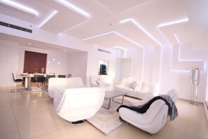 Appartement Familial, 3 chambres, vue mer | Coin séjour | Télévision à écran plat