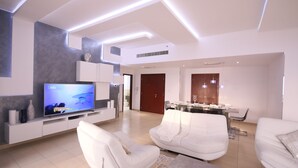 Family Apartment, 3 Bedrooms, Sea View | Living room - Elan Rimal Suites - JBR Dubai (Dubai)