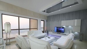 Panoramic Apartment, 5 Bedrooms, Beach View | Living room - Elan Rimal Suites - JBR Dubai (Dubai)