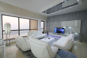 Panoramic Apartment, 5 Bedrooms, Beach View | Living room | Flat-screen TV - Elan Rimal Suites - JBR Dubai (Dubai)