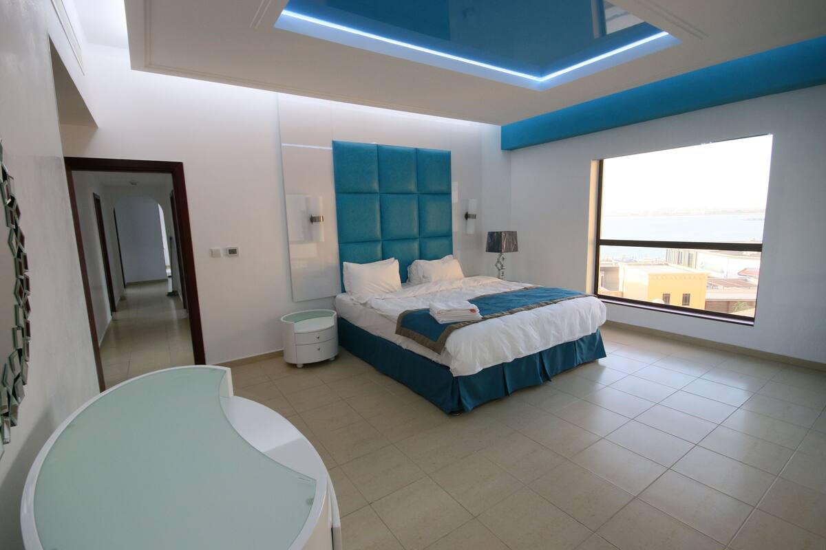 Premium bedding, in-room safe, iron/ironing board, free WiFi