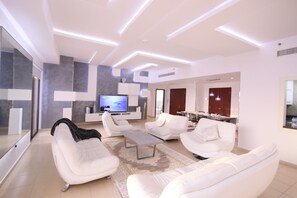 Familienapartment, 3 Schlafzimmer, Meerblick | Wohnbereich | Flachbildfernseher