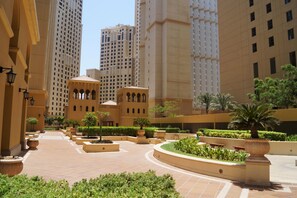 Courtyard - Elan Rimal Suites - JBR Dubai (Dubai)