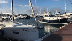 Een jachthaven met verschillende boten afgemeerd.