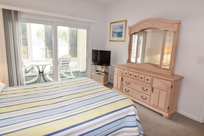 3 bedrooms, WiFi, bed sheets, alarm clocks - 3 bedroom. Gated community. Short walk to beach. (North Myrtle Beach)
