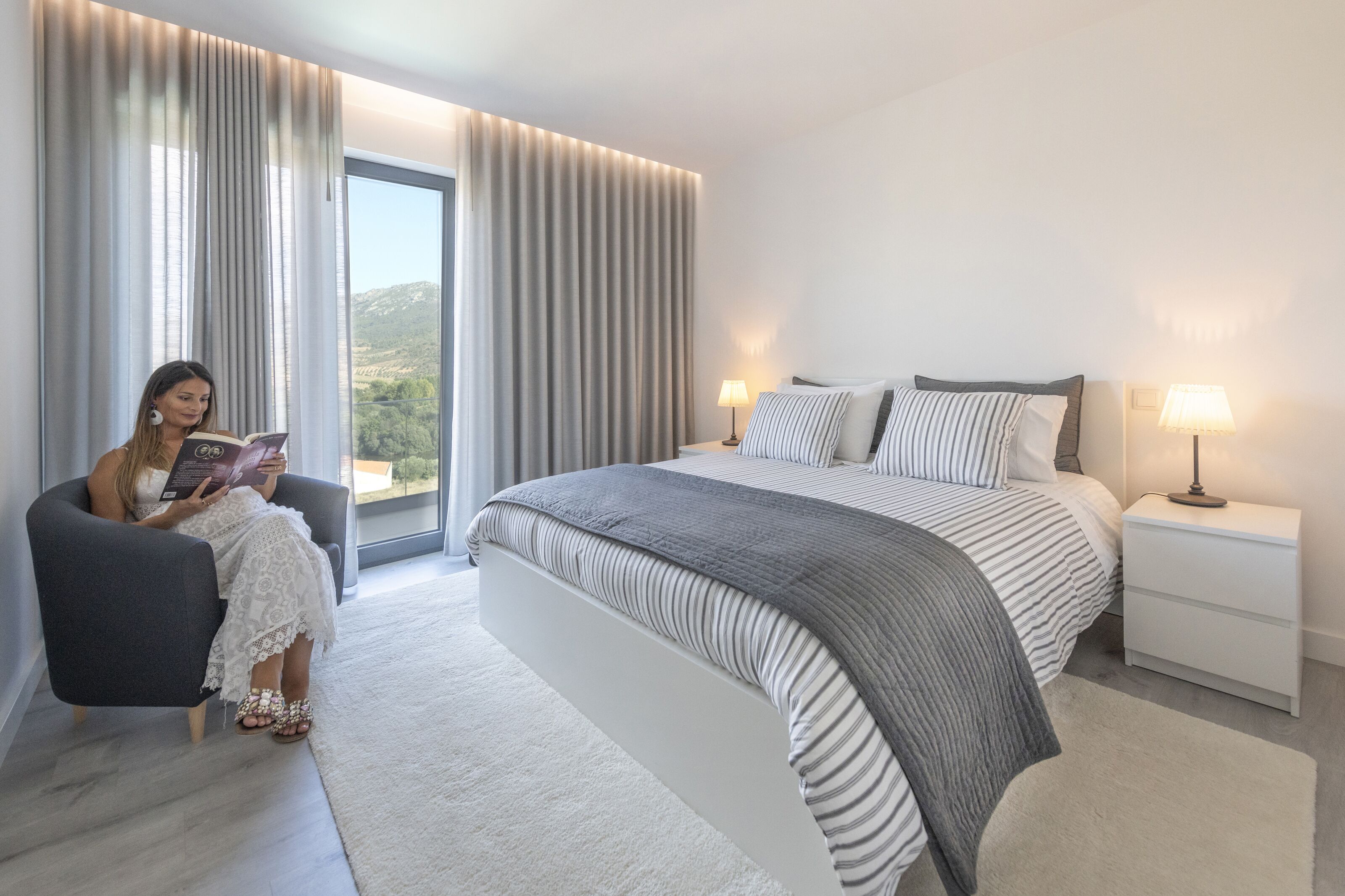 4 dormitoris, habitacions insonoritzades i planxa i posts de planxar 