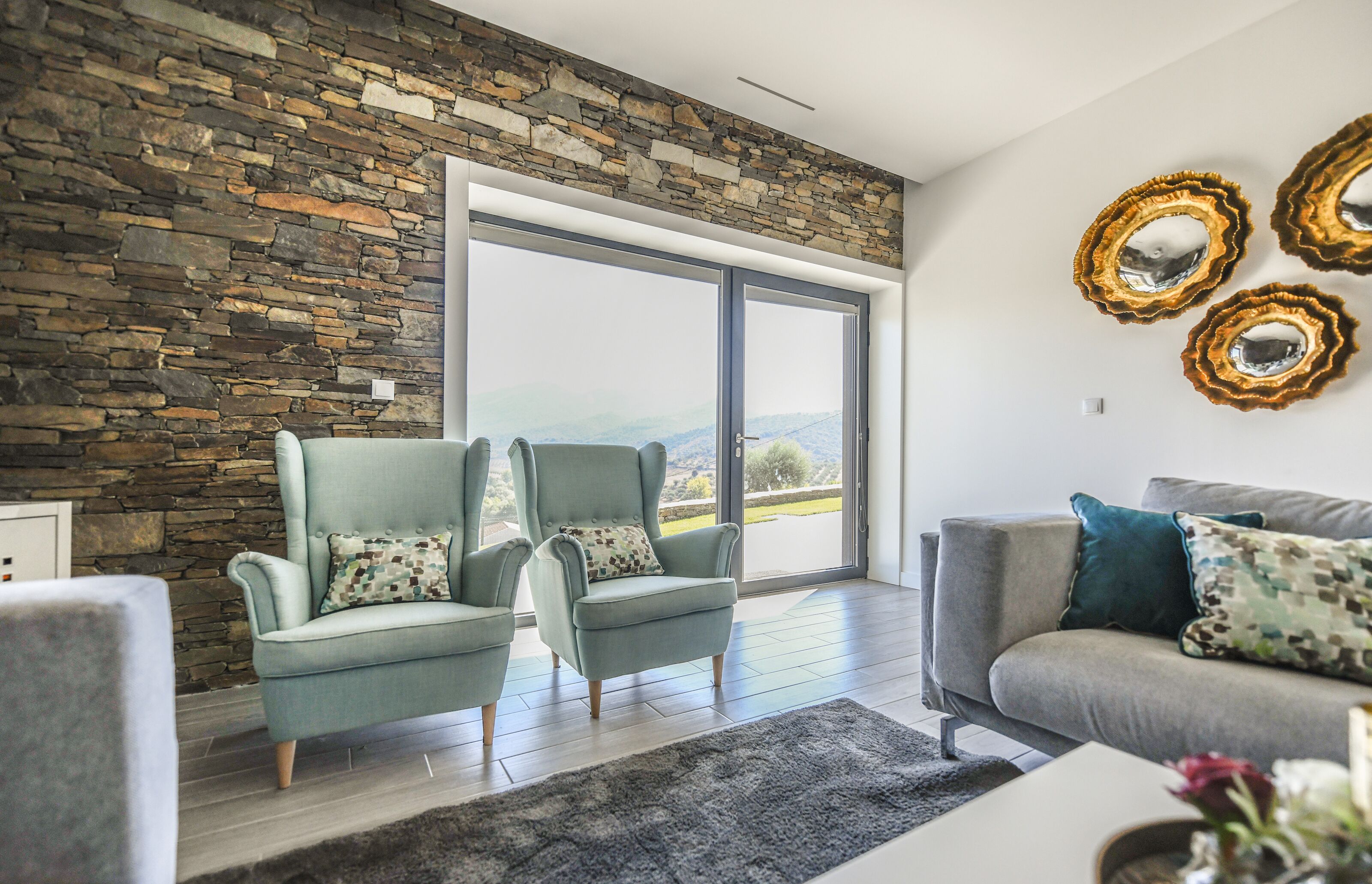 Televisor intel·ligent, llar de foc, videojocs i futbolí 