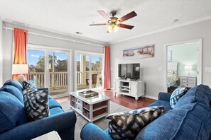 Living area - 3 bedroom. Gated community. Close walk to beach. Lake view. (North Myrtle Beach)