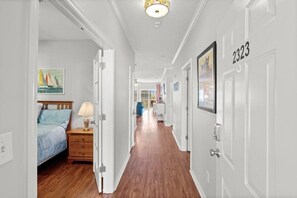 Room - 3 bedroom. Gated community. Close walk to beach. Lake view. (North Myrtle Beach)