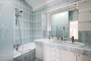 Bañera, secador de pelo, albornoces y toallas