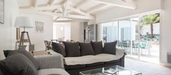 Erittäin kaunis huvila, jossa lämmitetty uima-allas 100 m päässä rannasta!