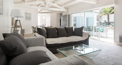 Very beautiful villa with heated pool 100m from the beach!