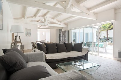 Very beautiful villa with heated pool 100m from the beach!