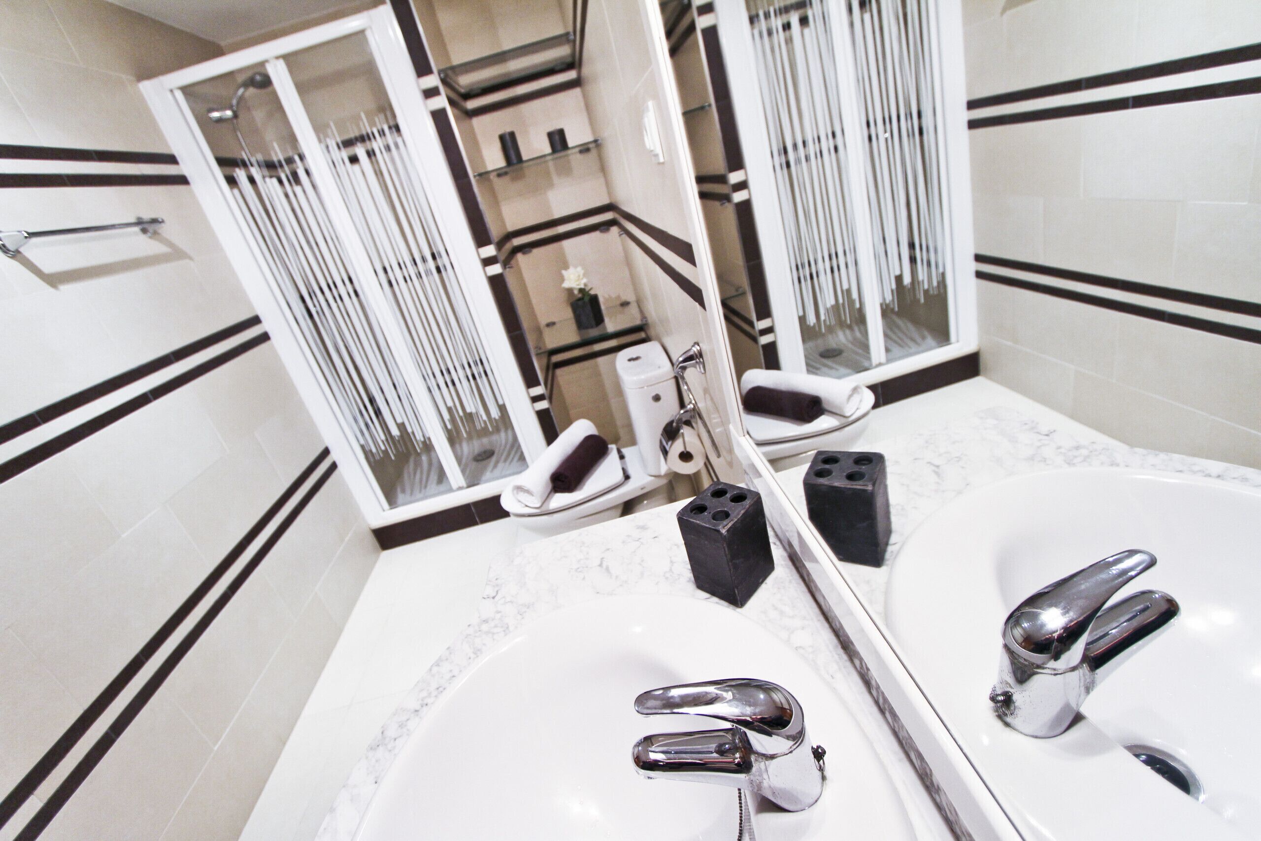 Een douche, handdoeken