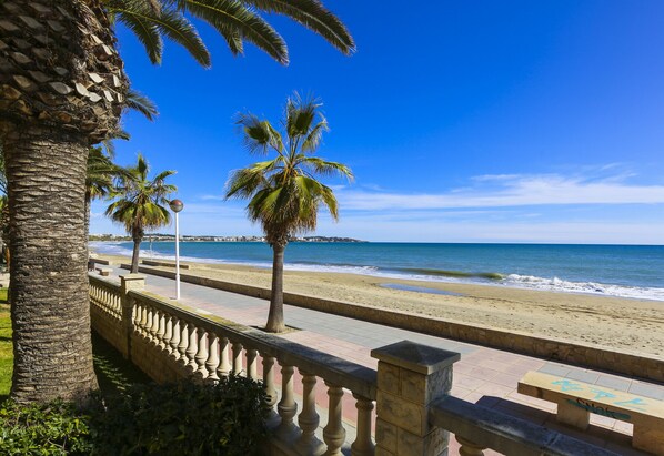 Una spiaggia nelle vicinanze