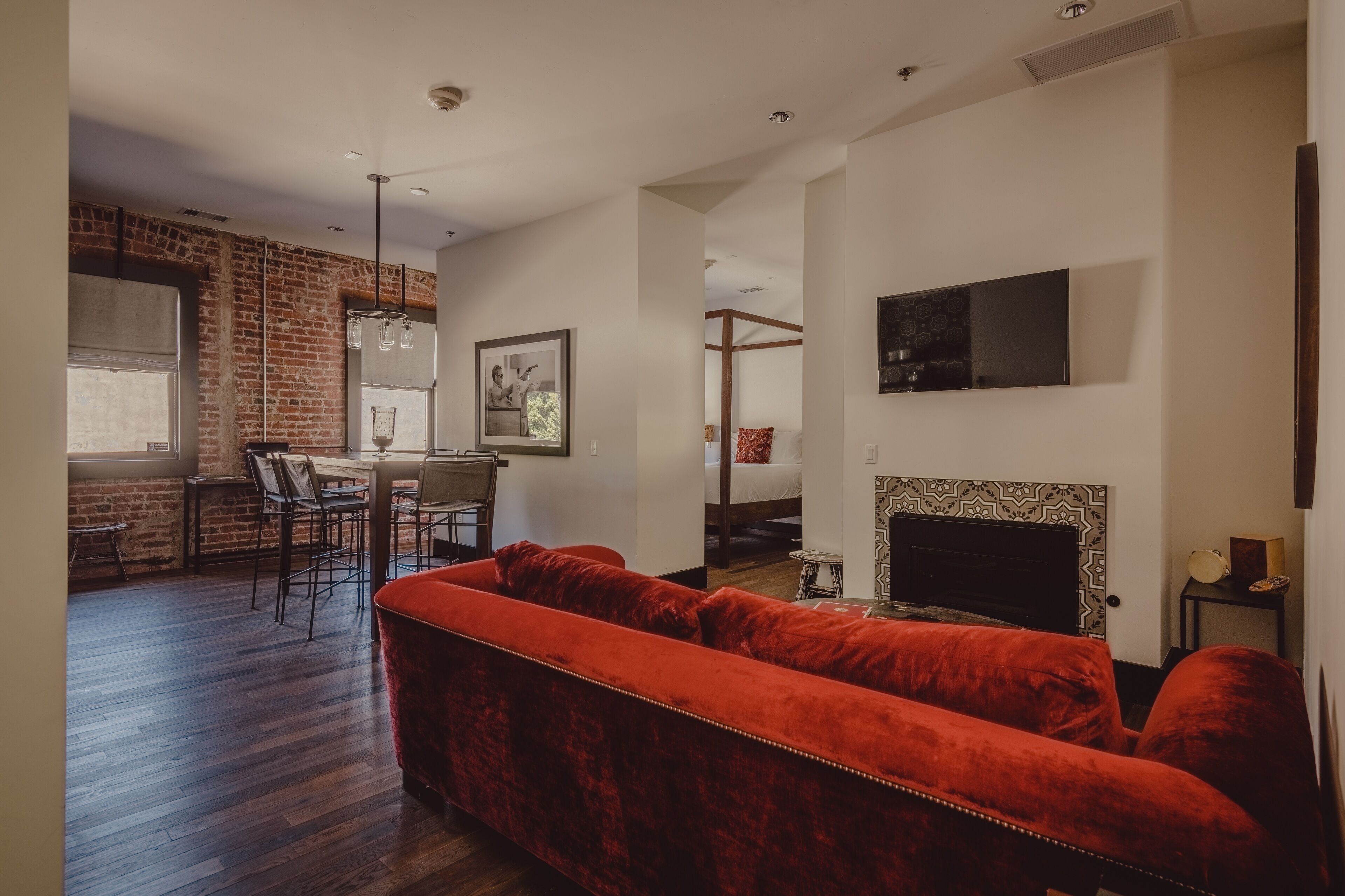 Een televisie, een open haard, een muziekbibliotheek en een stereo