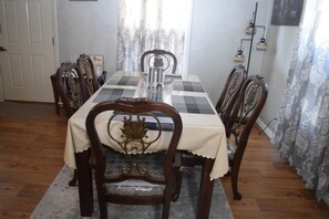 Dining - Home Away from Home(Sleeps 6) No city Tax (San Antonio)