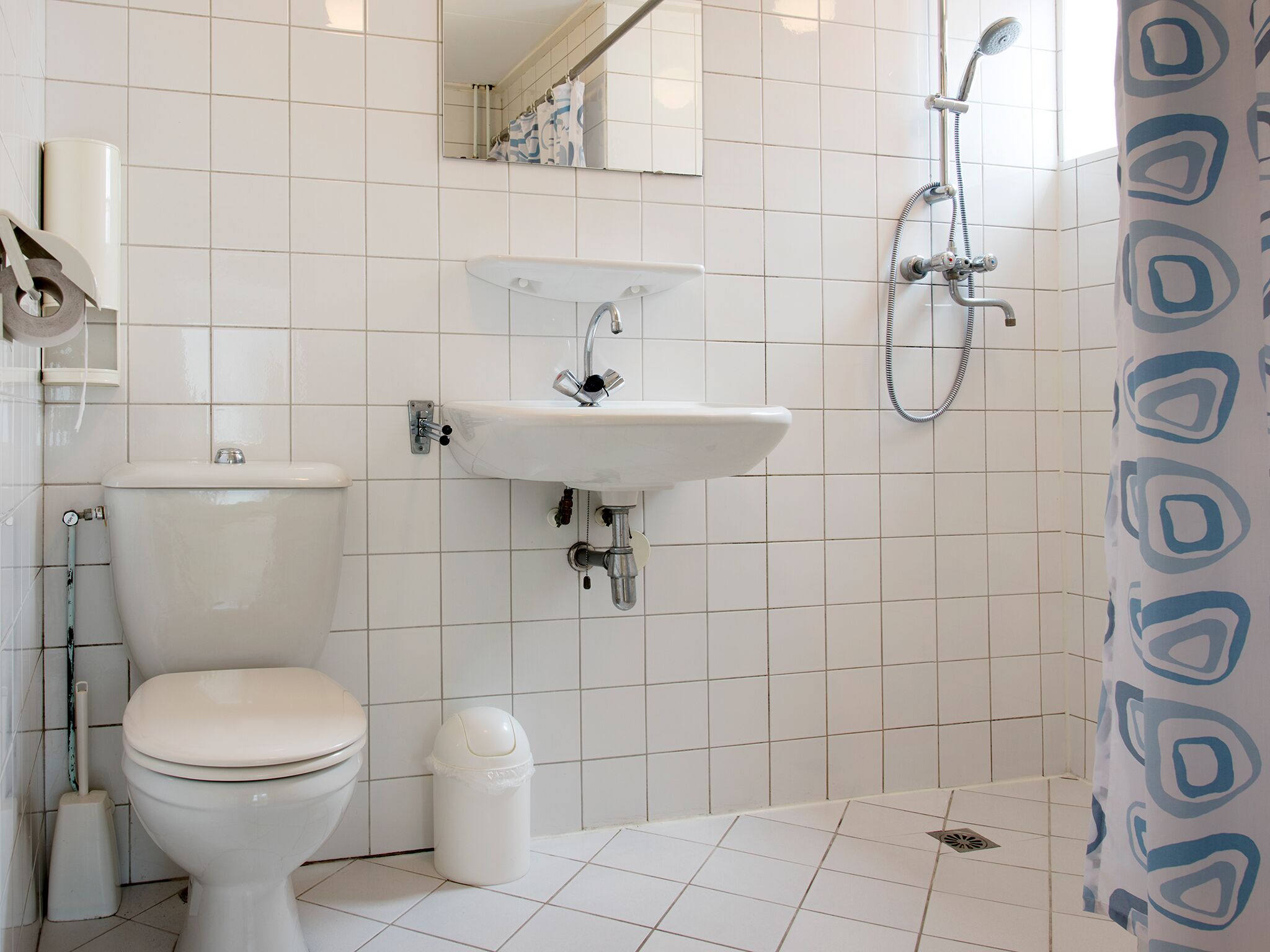 Ein Badezimmer mit Toilette, Waschbecken und Dusche.