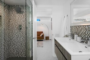 Combined shower/tub, hair dryer, towels, soap - Updated Mid-Century with Pool/Spa, Firepit, Outdoor Shower and Mountain Views (Palm Springs)