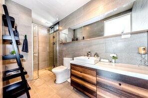 Secador de cabelo, toalhas de banho, shampoo, papel higiênico