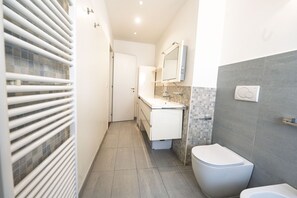 Bathtub, hair dryer, bidet, towels