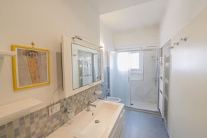 Bathtub, hair dryer, bidet, towels