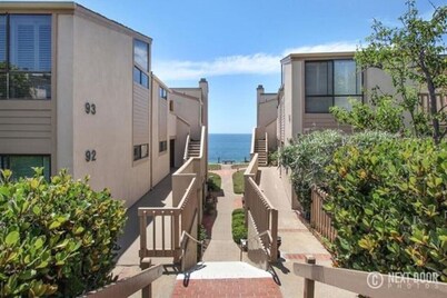 Solana Beach Retreat: a Stone`s Throw to the Sand!