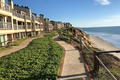 Solana Beach Retreat: a Stone`s Throw to the Sand!